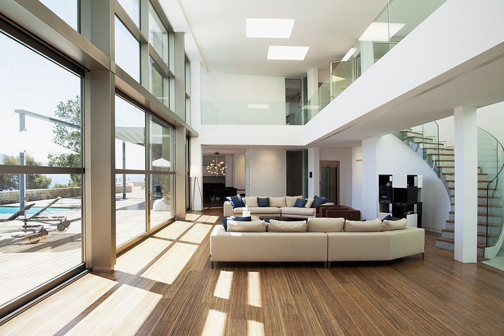 grandes espacios Salón amplio y luminoso a doble altura con grandes ventanales